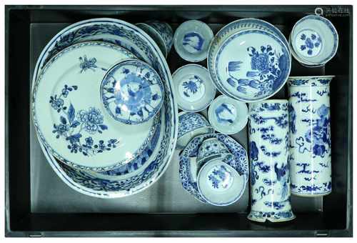 A lot with various porcelain items with floral décor. China, Kangxi/ Qianglong. 