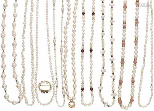 Lot of necklaces, diamond, pearl, sapphire and rose quartz.