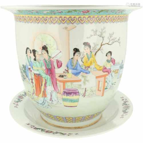 A Famille Rose porcelain jardinière with under-platter, marked Qianglong. China, Republic period. 