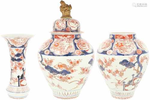 An incomplete porcelain garniture with Imari décor. China, 20th century. 