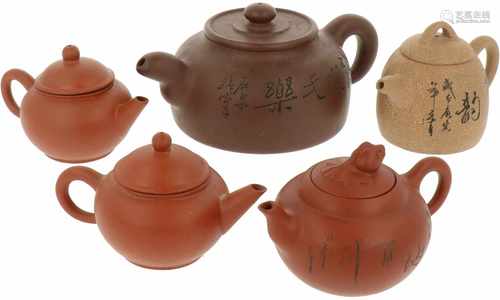 A lot with (5) terracotta miniature teapots. China, 20th century.