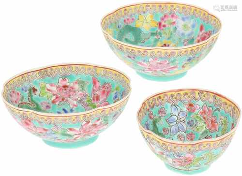 A lot with (3) eggshell porcelain bowls with floral and dragon décor, marked Jingdezhen Zhi.