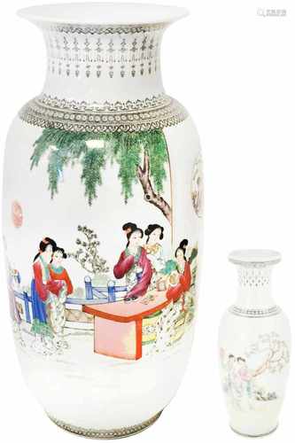 A lot with (2) porcelain vases with floral décor of Chinese ladies. China, mid 20th century. 