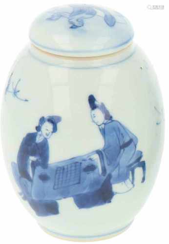 A porcelain tea caddy with décor of 'Lingzhi'-style figures and one 'Zotje', marked with one '