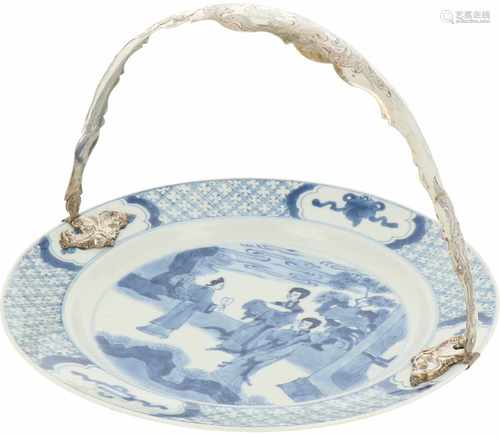 A porcelain plate with décor of Chinese figures and a silver mount, marked Xuande. China, Kangxi. 