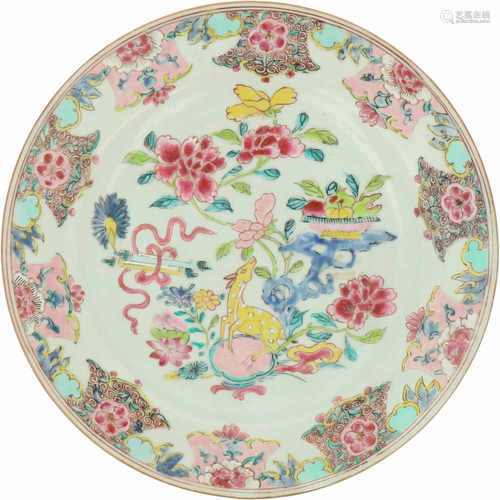 A porcelain plate with Famille Rose décor. China, Yongzheng/ Qianglong. 