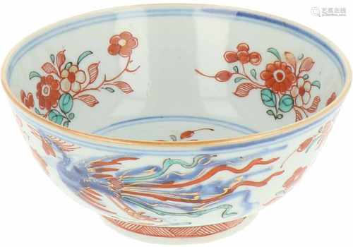 A porcelain 'Amsterdams bont'-style bowl decorated with phoenices. China, ca. 1770.