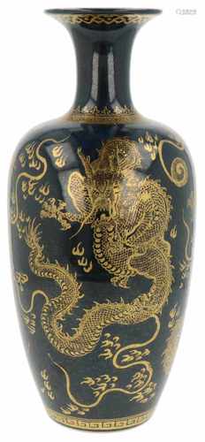 A porcelain bowl with Poudre Bleu décor and decorated with dragons. China, 20th century.