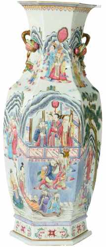 A porcelain vase with floral décor of Chinese figures. China, 20th century. 