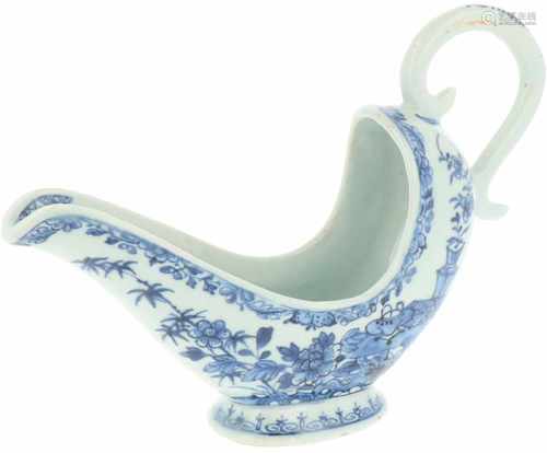 A porcelain sauceboat with floral décor. China, Qianglong. 