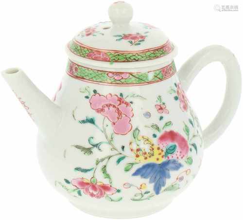 A porcelain teapot with Famille Rose décor. China, ca. 1800. 