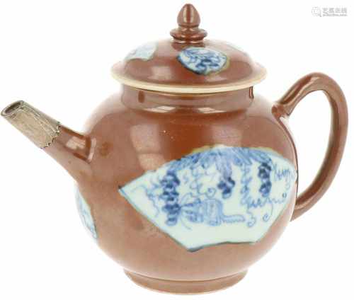 A porcelain teapot with décor 'en capucine'. China, 18th century.