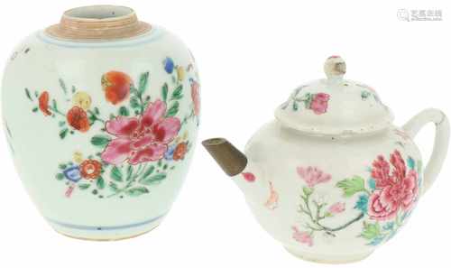 A lot with a teapot and a ginger jar with Famille Rose décor. China, 18th century. 