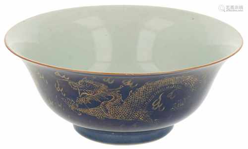 A procelain 'Poudre Bleu'-bowl wih gilt décor, marked at the time. China, 20th century. 