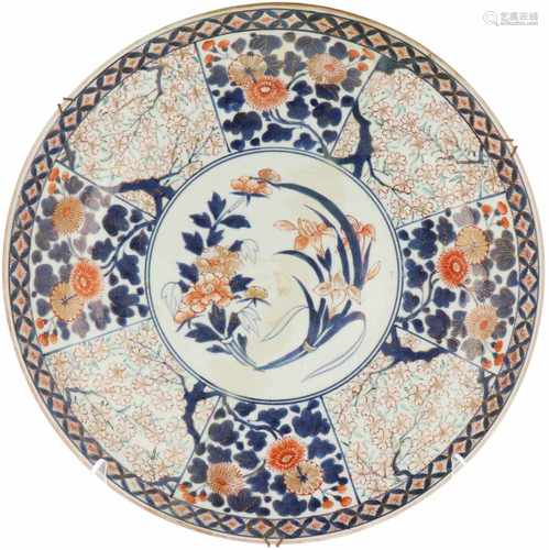 A porcelain charger with Imari décor. Japan, 18th century. 