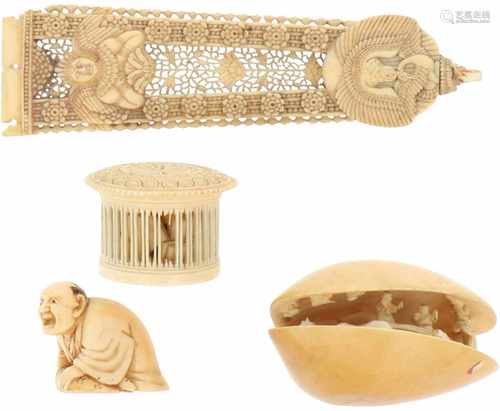 A lot with (4) ivory and bone objects, amongst others netsukes. China, ca. 1900.