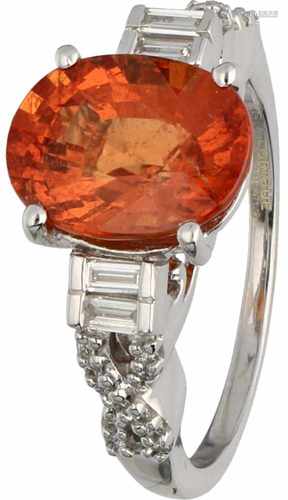 Lorique shoulder ring white gold, ca. 0.19 carat diamond and spessartien mandarin garnet - 18 ct.