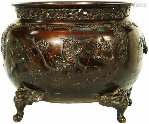 A bronze incense burner decorated with birds. Japan, Meji period.