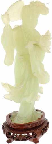 A jade statuette of a Chinese lady with a fan and a flower, incl. base. China, 19th/ 20th century.