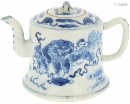 A porcelain teapot with Foo-dogs décor, marked Kangxi. China, 19th century.