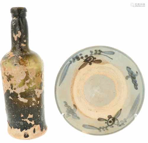 A lot with an earthenware plate and a glass bottle. Diana Cargo.