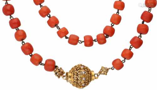 Necklace with yellow gold closure, red coral and seapearl - 14 ct.