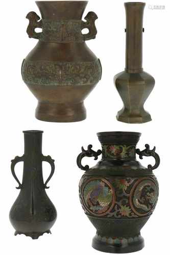 A lot with (4) bronze artefacts, amongst others a cloisonné vase. China, 19th/ 20th century. 