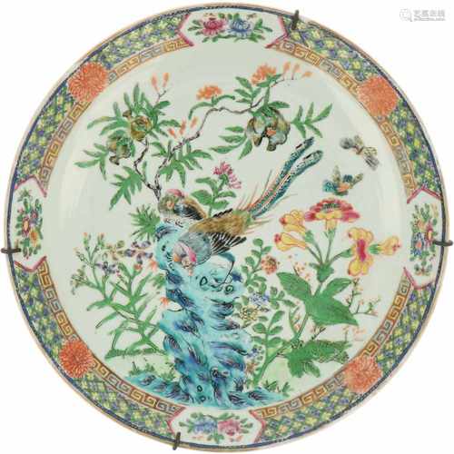 A porcelain charger with floral décor. China, 19th century. 