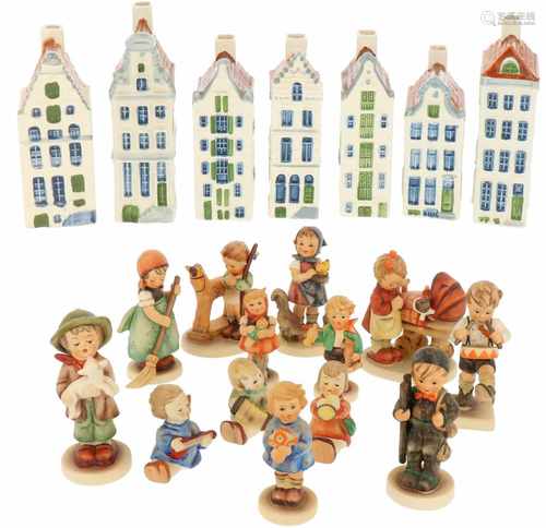 A lot with (13) Hummel figurines and (7) Royal Goedewagen canal houses. Goebel, Second half 20th