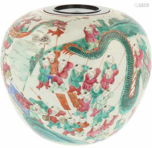 A porcelain storage jar, decorated with Chinese figures. China, late 19th century.