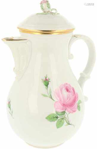 A porcelain teapot decorated with roses. Meissen, 1st half 20th century.