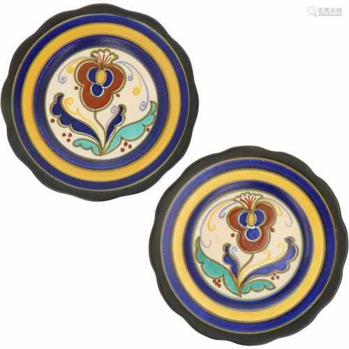 A set of 2 'plateel' plates with floraal motif. Gouda, First half 20th century.