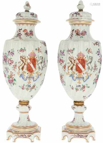 A set of porcelain vases with floral motif. Samson, late 19th century.