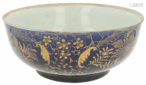 A porcelain bowl with Poudre Bleu décor. China, 19th/ 20th century.