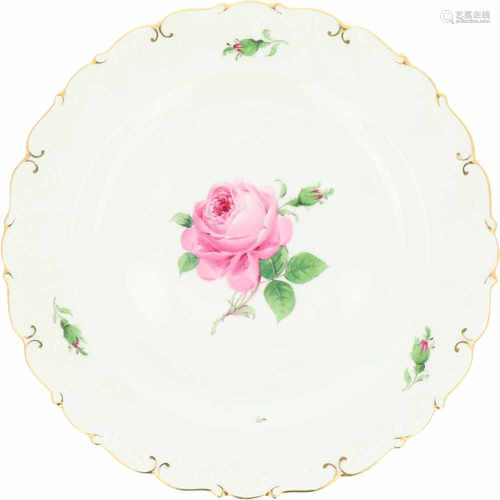 A porcelain plate decorated with roses. Meissen, 1st half 20th century.