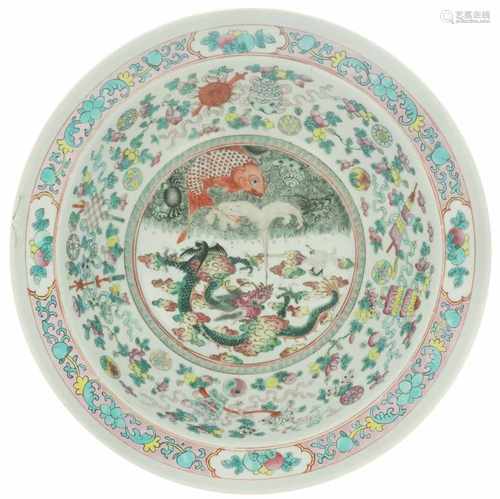 A porcelain wash bowl with Famille Rose décor. China, 19th/ 20th century. 