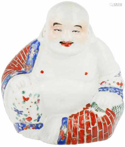 A porcelain Buddha with Famille Rose décor. China, 1st half 20th century. 