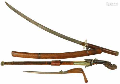 A collection of Indonesian weapons, amongst others a rencong from Aceh, a Luwuk from Java and a