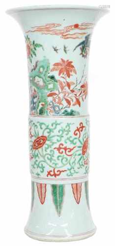 A porcelain 'Gu'-vase with Famille Verte décor. China, 1st half 20th century. 