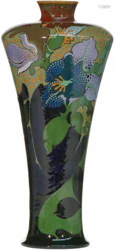 An earthenware vase decorated with flowers. 'Plateelbakkerij Zuid-Holland'1st half 20th century.