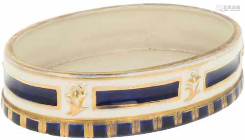 A porcelain charger decorated with cobalt blue and gold. Royal Doulton, 1st half 20th century.