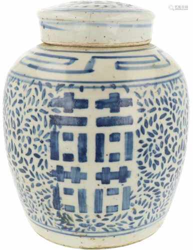 A porcelain storage jar. China, 1st half 20th century.