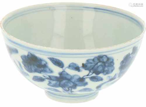 A porcelain bowl with dragon décor. China, Ming. 