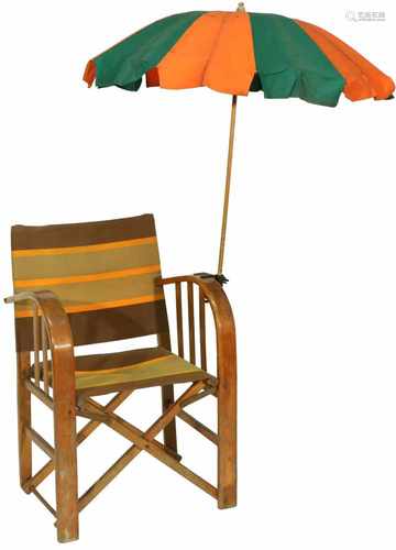 A vintage folding lounge chair with matching umbrella. Ca. 1930/40.