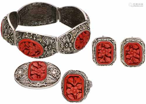 Set van filigree bracelet, earrings, ring and brooch silver, cut red laquer - 925/1000.