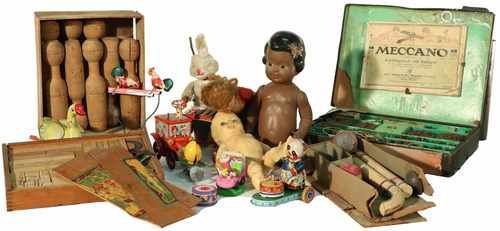 A lot with various toys, a.w. a set of skittles, dolls and tintoys.