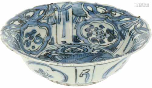 A 'kraak'-style 'klapmuts' bowl decorated with flowers. China, Wanli.