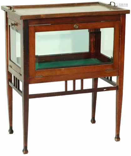 An oakwood tea table with faceted glass doors and seperate tray. First half 20th century.