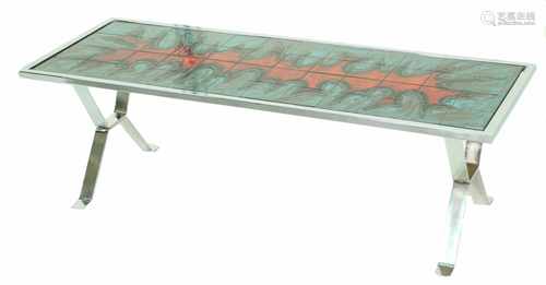 An elegant coffee table from '60/'70 with glazed ceramic tray by Bayer.