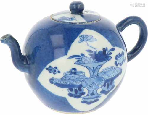 A porcelain teapot with Poudre Bleu décor. China, Kangxi. 